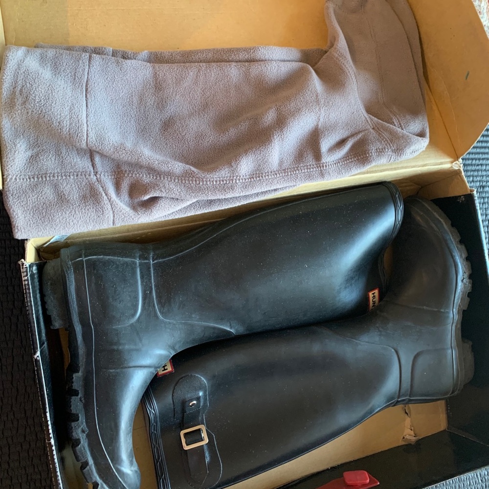 Black hunter winter rain boots + grey fleece socks